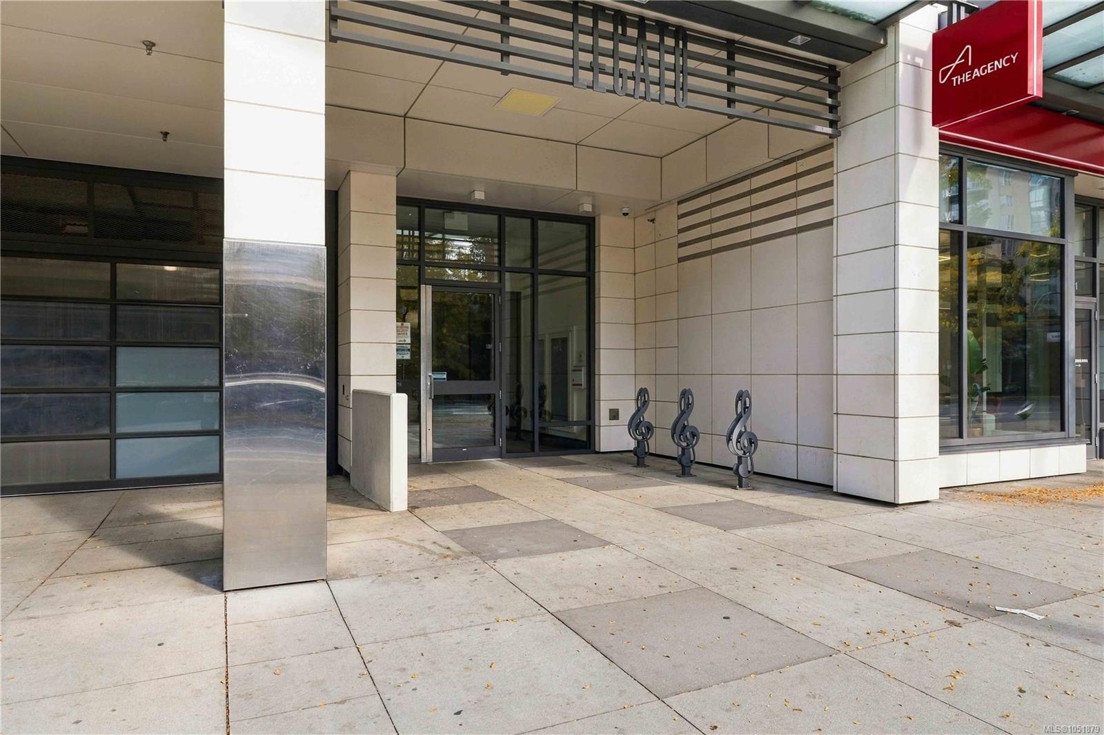 204-960 YATES St — listing photo 4 of 33
