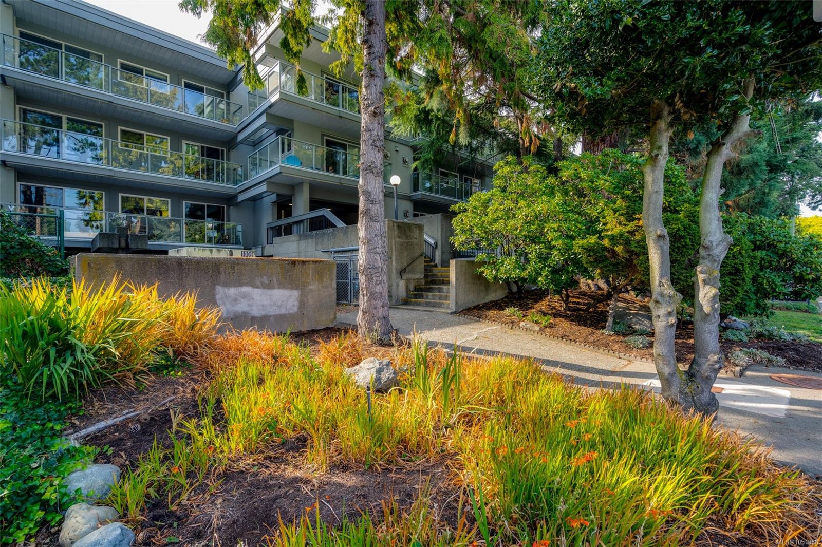 206-2022 Foul Bay Rd — listing photo 2 of 50
