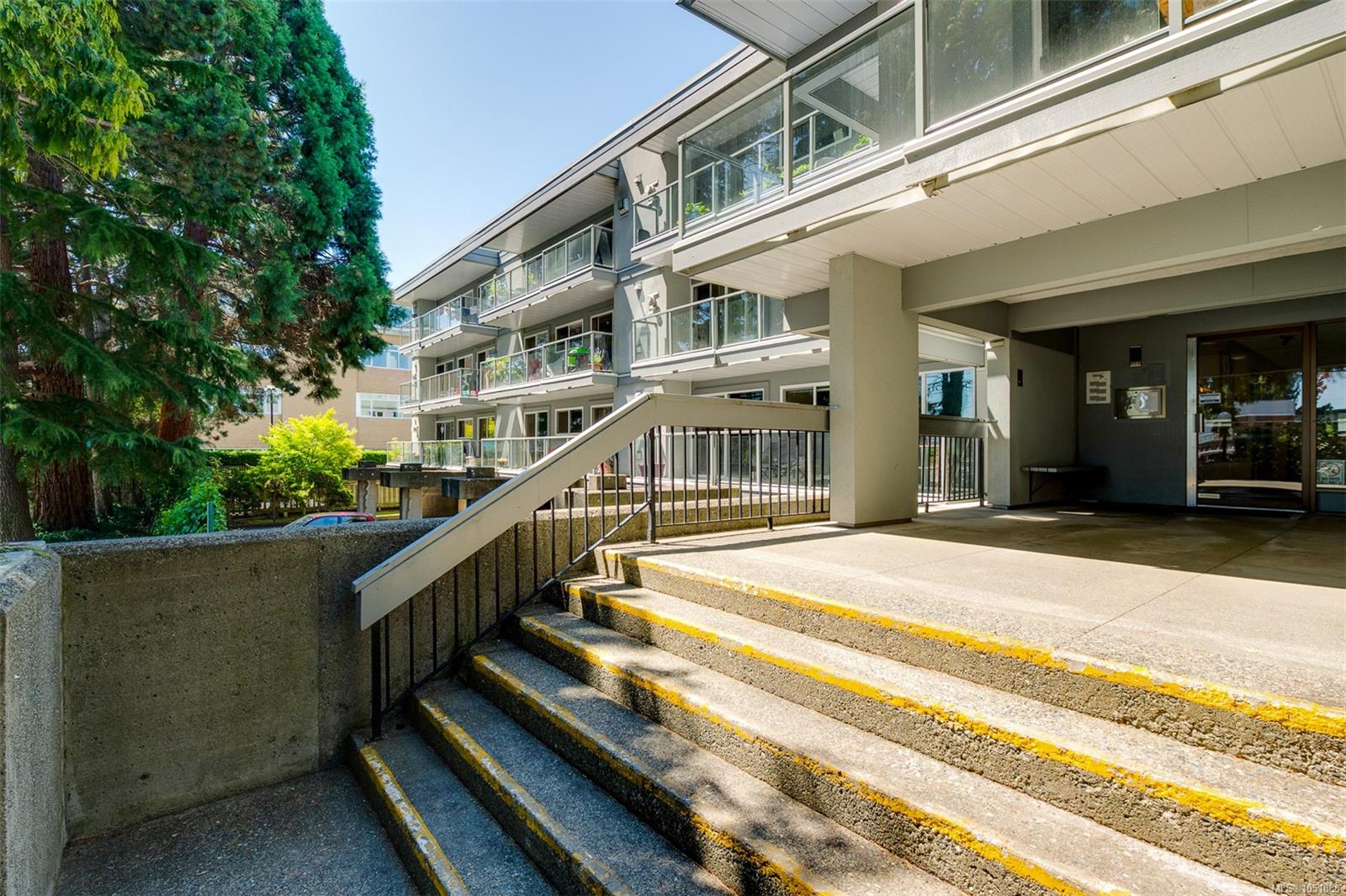 206-2022 Foul Bay Rd — listing photo 4 of 50