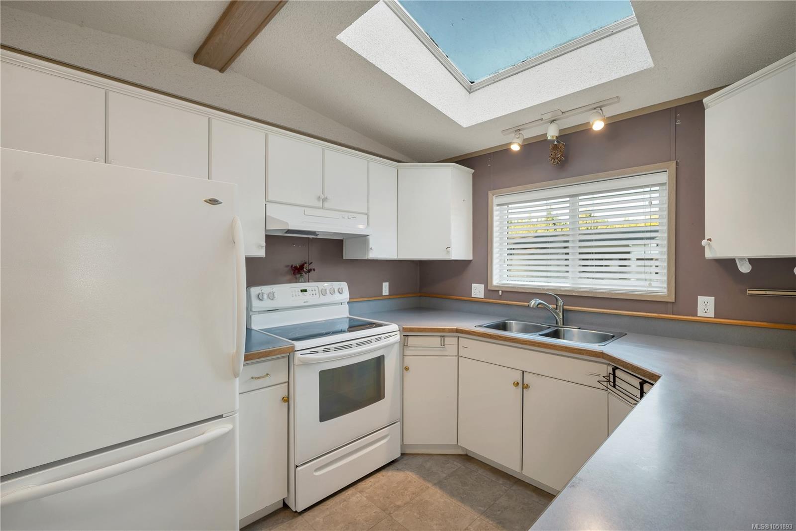 204-3120 ISLAND Hwy — listing photo 12 of 33