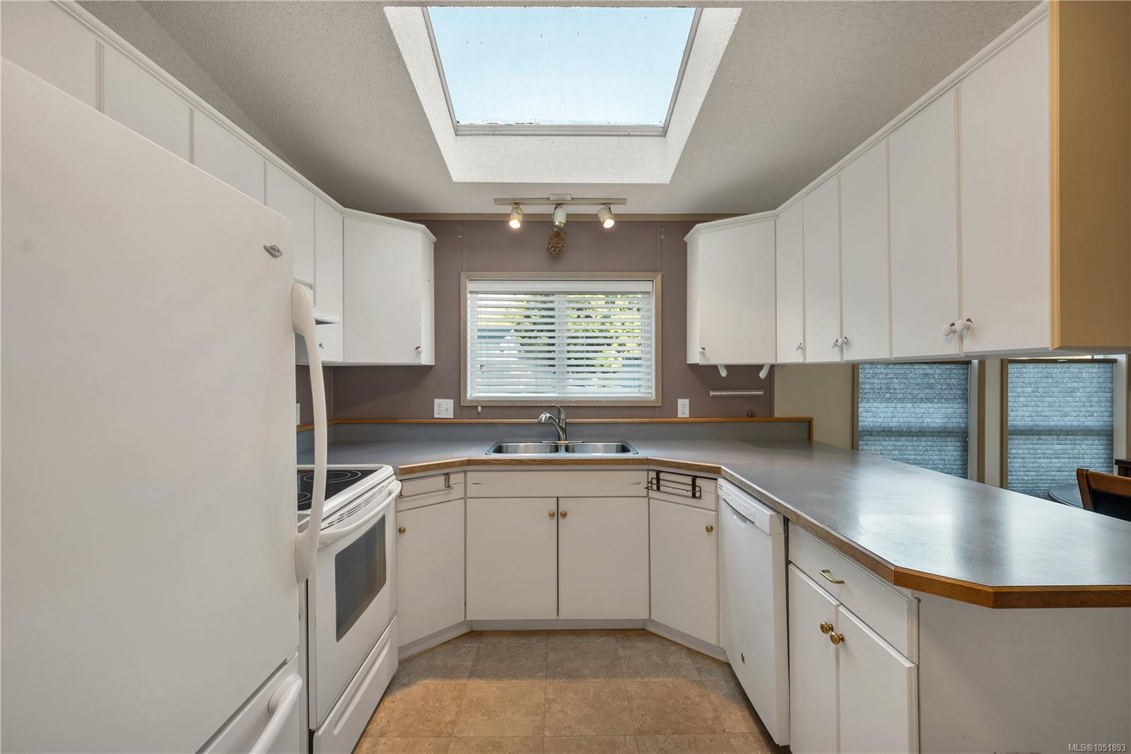 204-3120 ISLAND Hwy — listing photo 10 of 33
