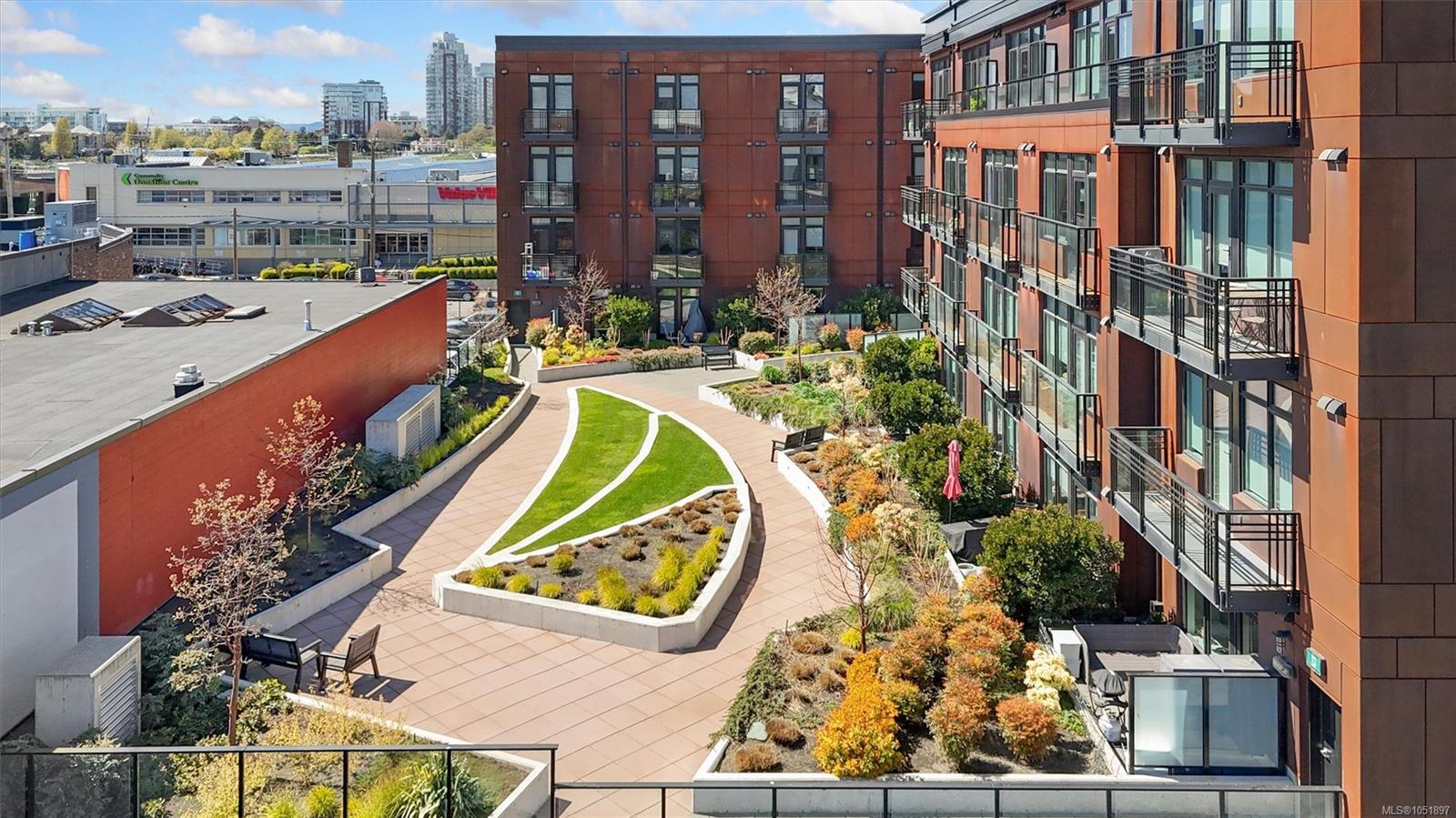 310-515 Chatham St — listing photo 2 of 28