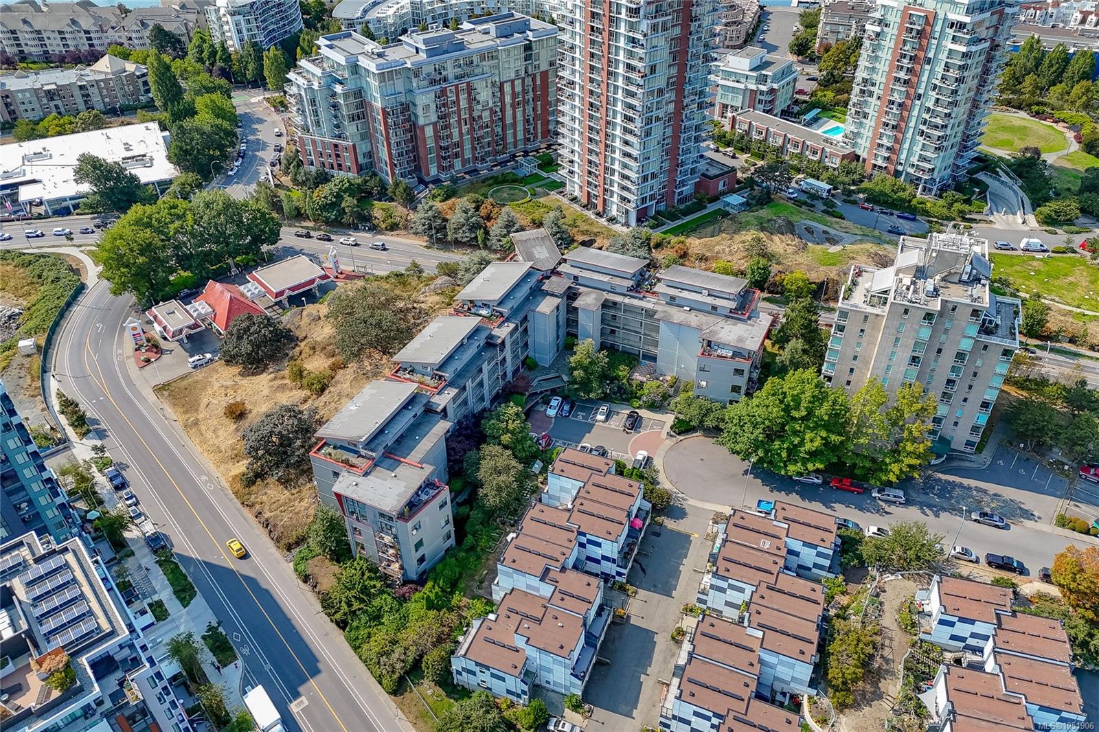 209-455 Sitkum Rd — listing photo 3 of 35