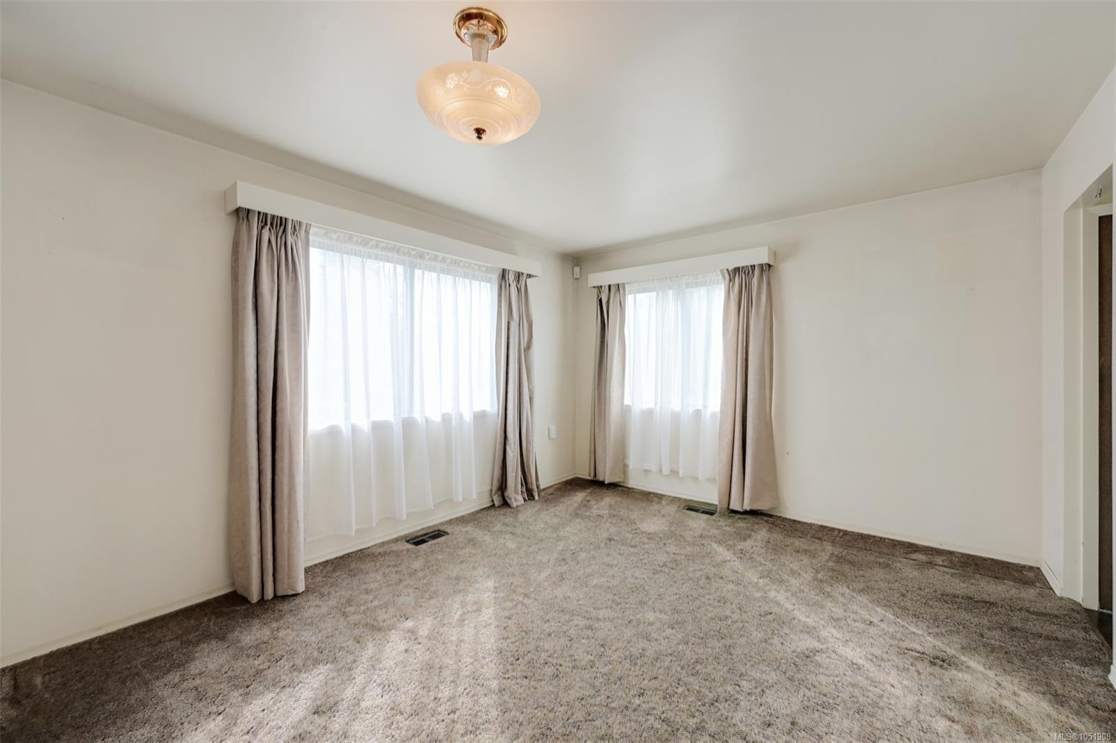 948 Dunsmuir Rd — listing photo 4 of 56