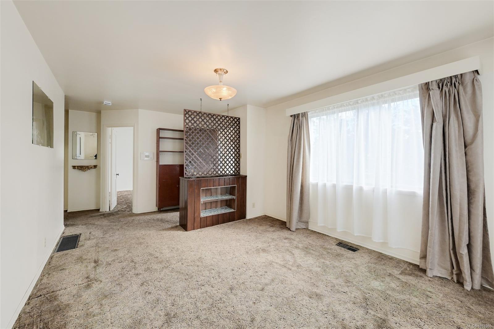 948 Dunsmuir Rd — listing photo 6 of 56