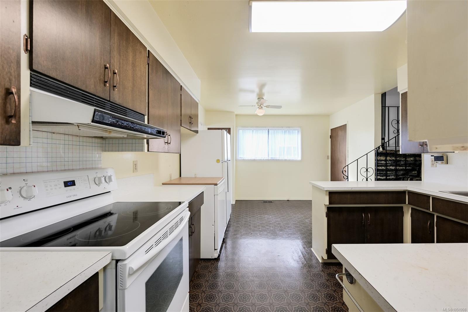 948 Dunsmuir Rd — listing photo 7 of 56