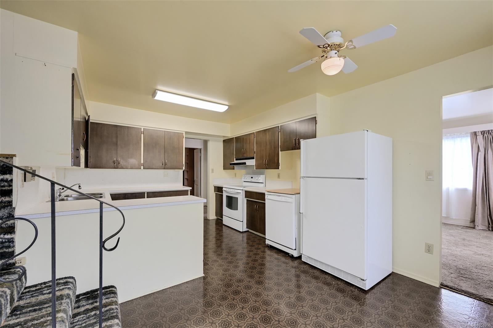 948 Dunsmuir Rd — listing photo 8 of 56