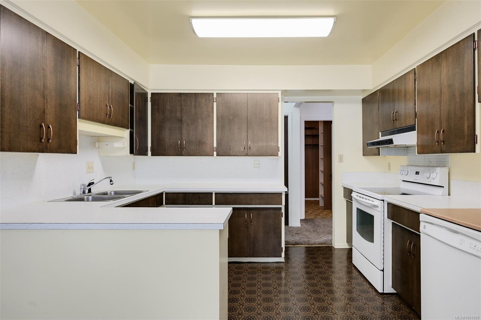 948 Dunsmuir Rd — listing photo 10 of 56