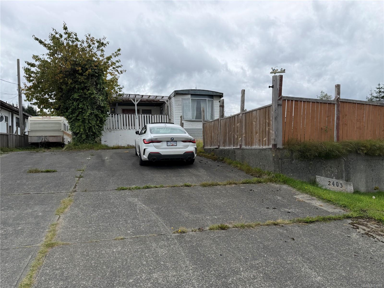 2403 Chelohsin Cres — listing photo 2 of 10
