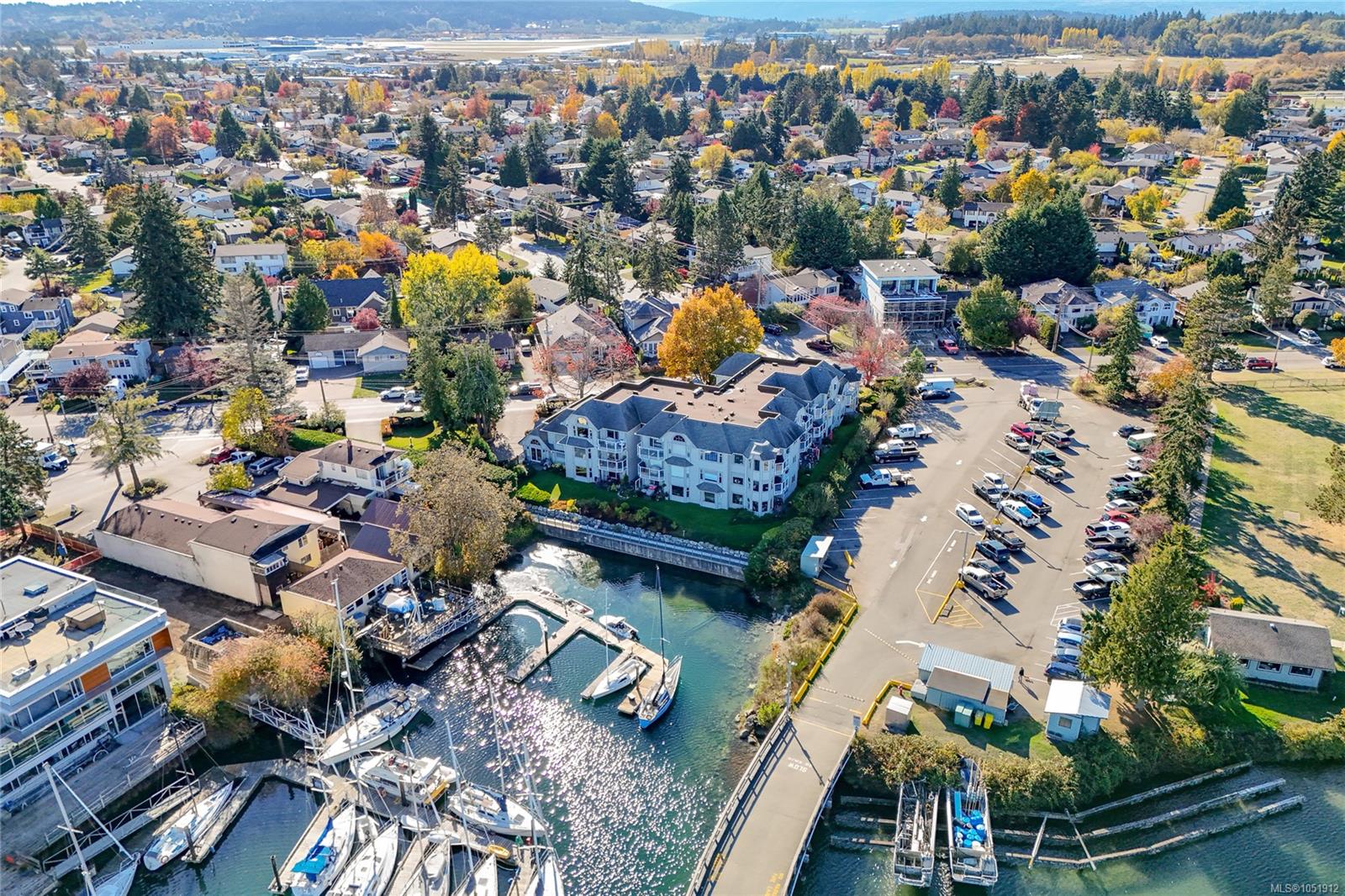 201-10431 Resthaven Dr — listing photo 3 of 38