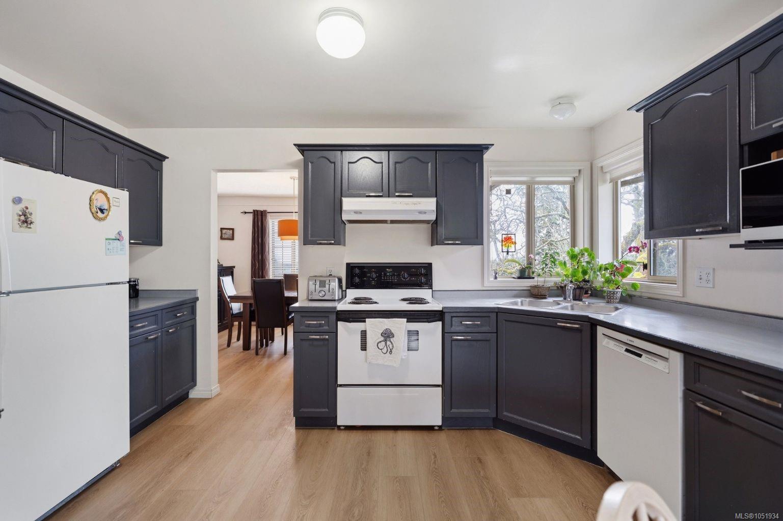 1280 Oakmount Rd — listing photo 13 of 37