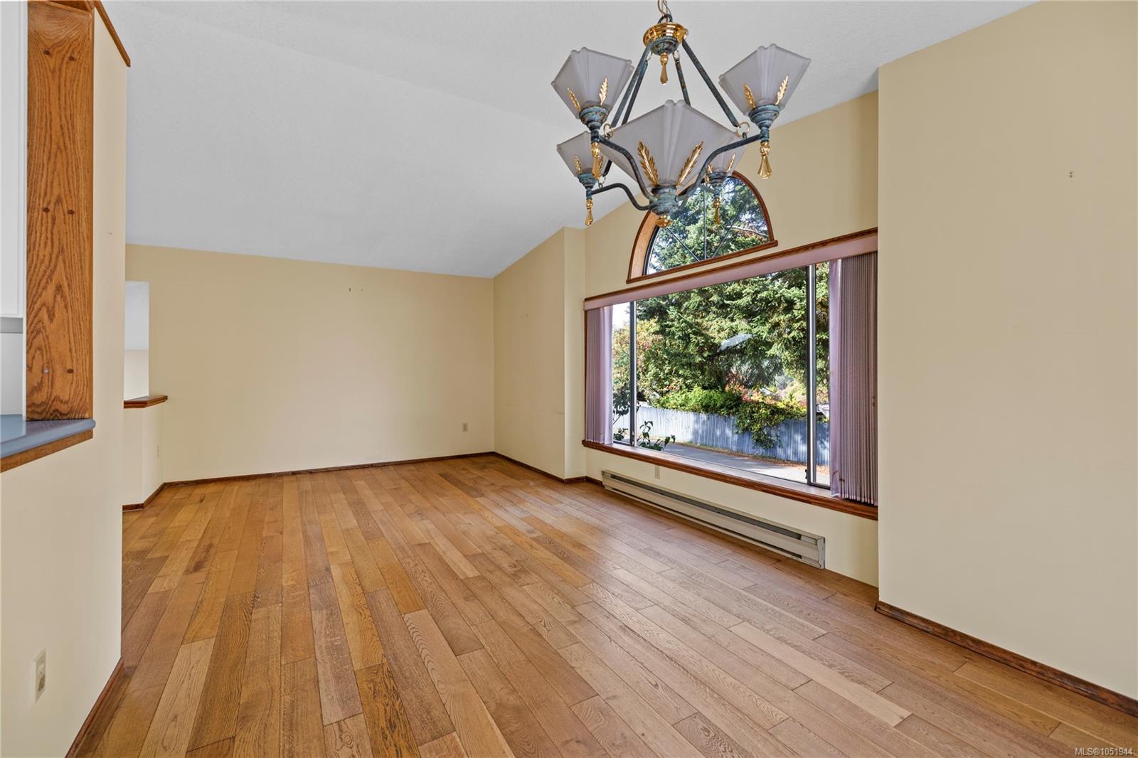 443 Hoylake Rd — listing photo 5 of 35