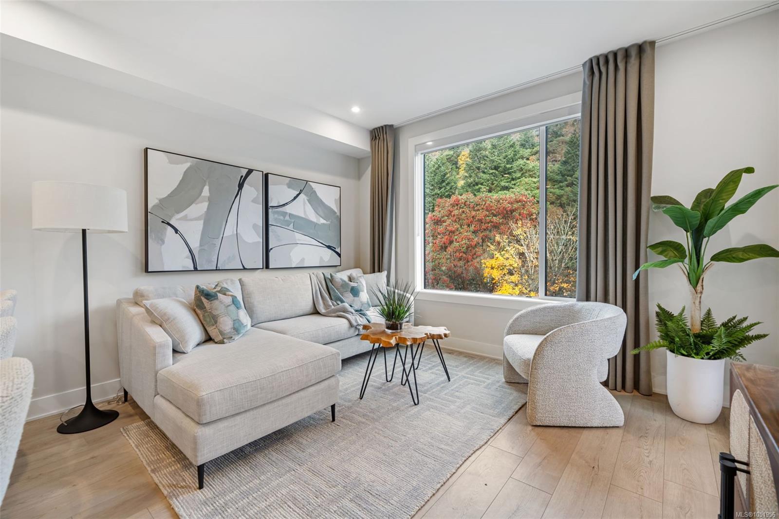 109-1371 Goldstream Ave — listing photo 2 of 9