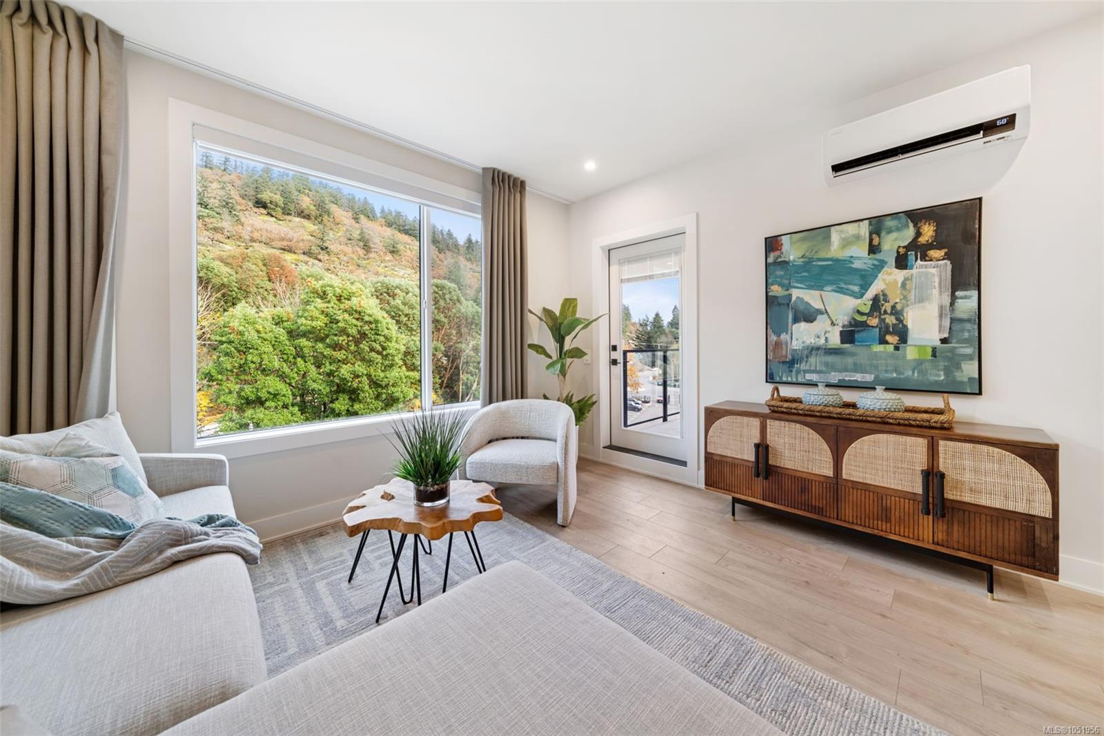 109-1371 Goldstream Ave — listing photo 4 of 9