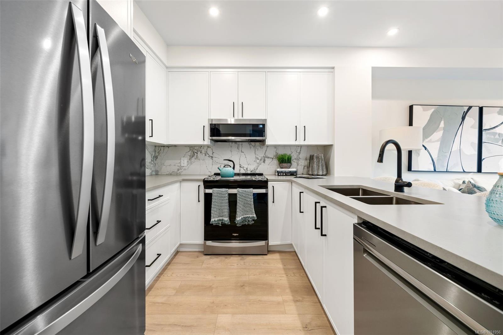 109-1371 Goldstream Ave — listing photo 6 of 9
