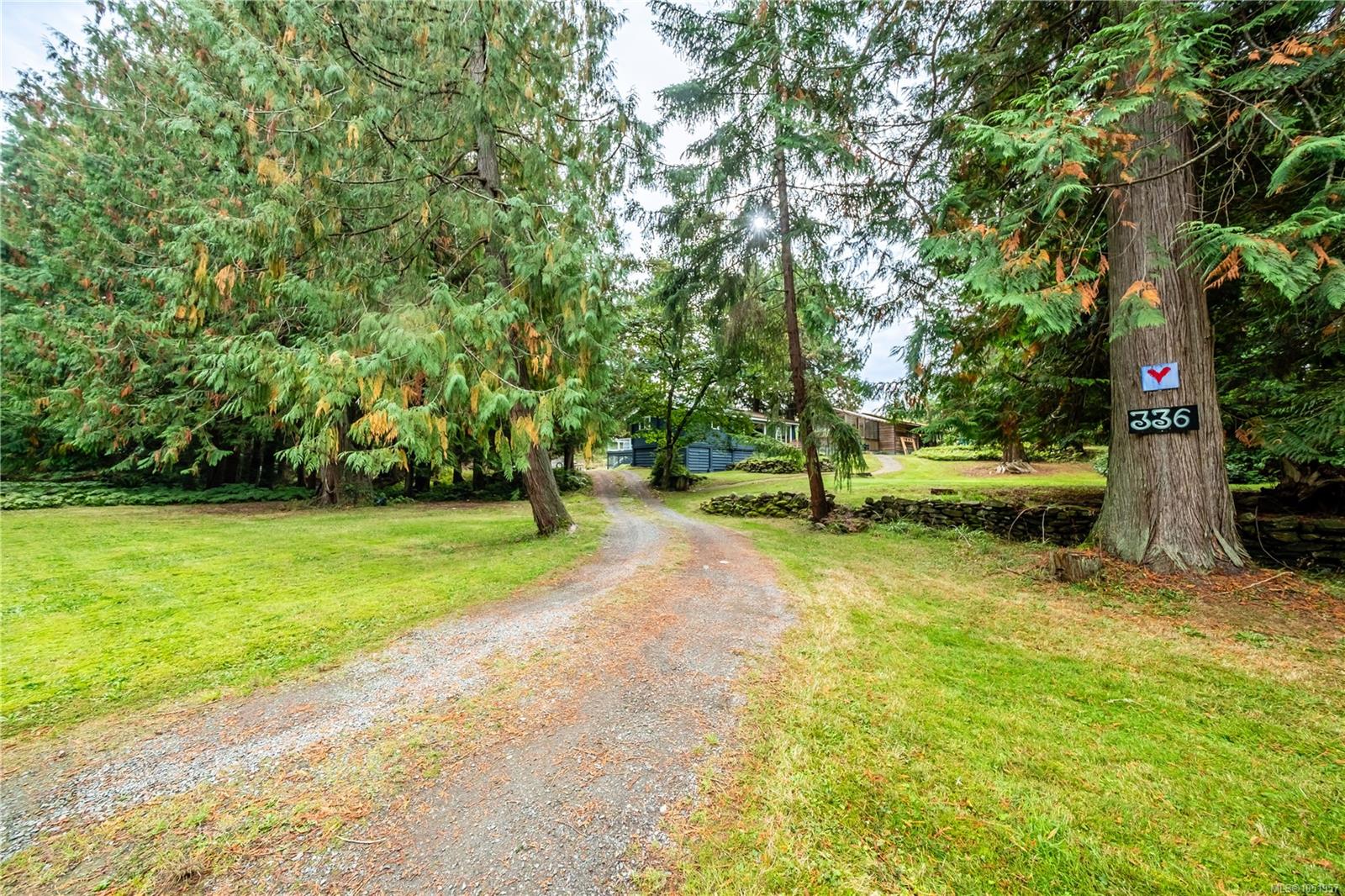 336 Hemlock Ave — listing photo 8 of 47
