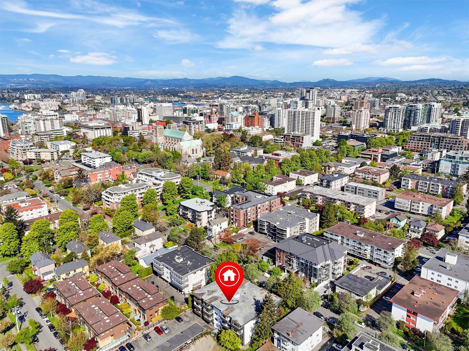 204-1035 McClure St — listing photo 2 of 32
