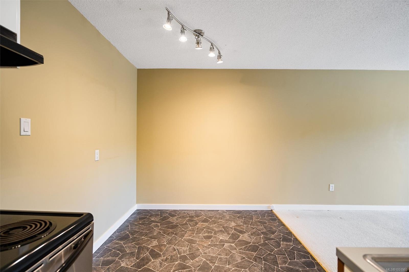 204-1035 McClure St — listing photo 11 of 32