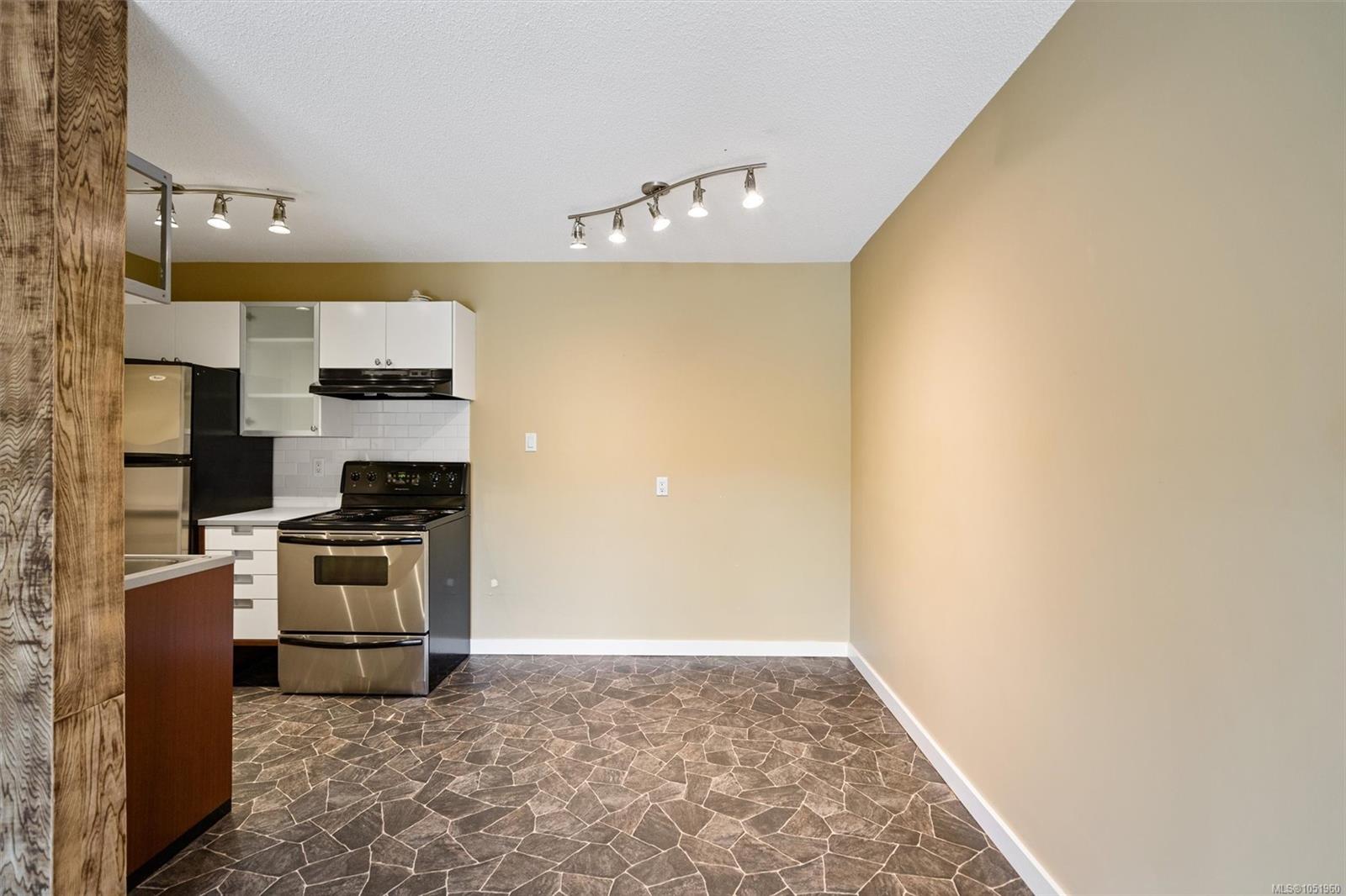 204-1035 McClure St — listing photo 12 of 32