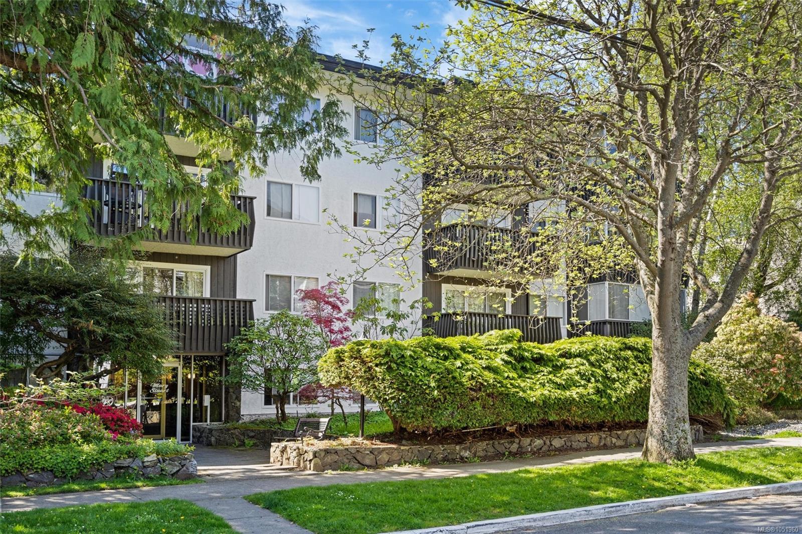 204-1035 McClure St — listing photo 3 of 32