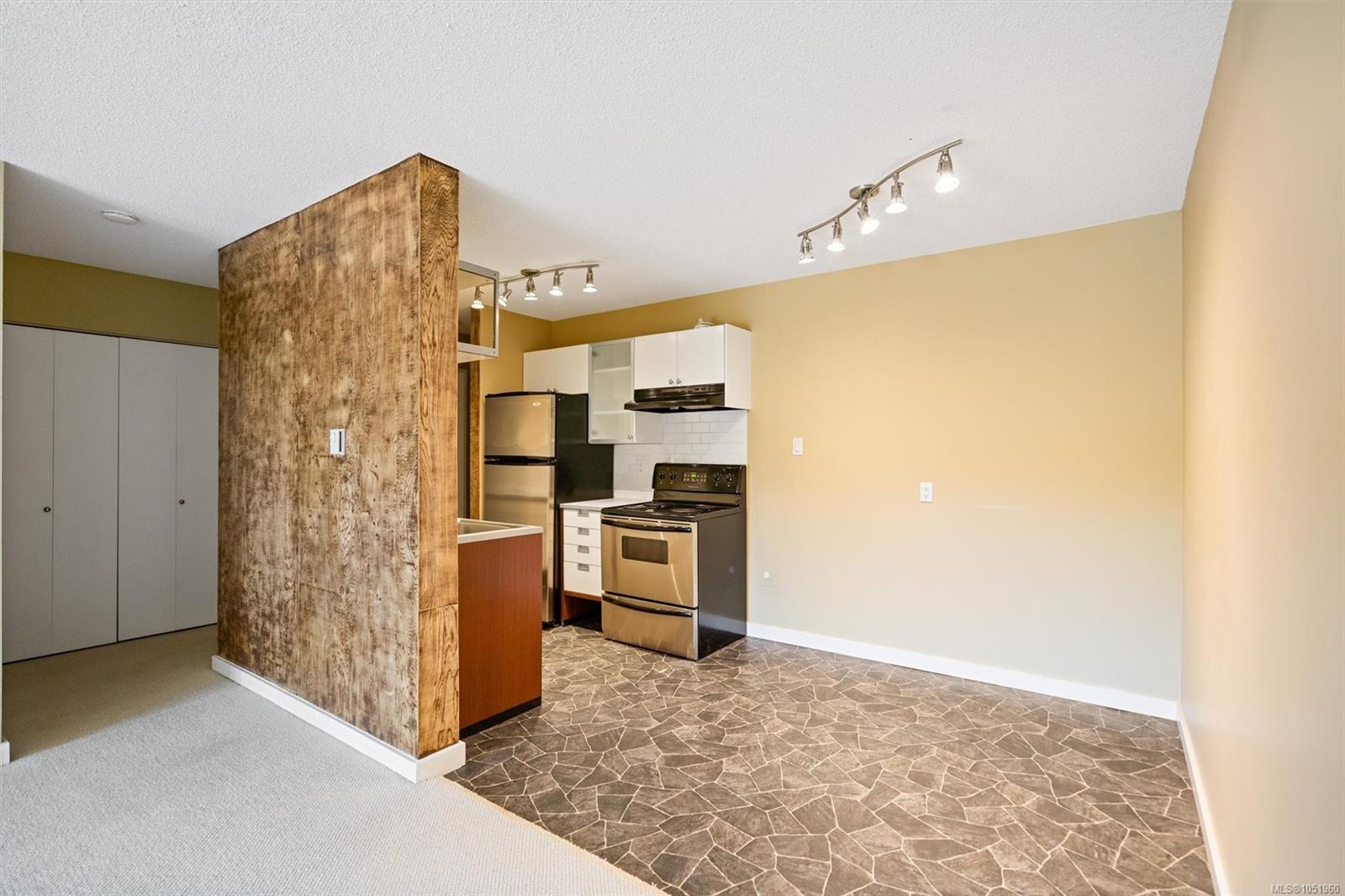 204-1035 McClure St — listing photo 10 of 32