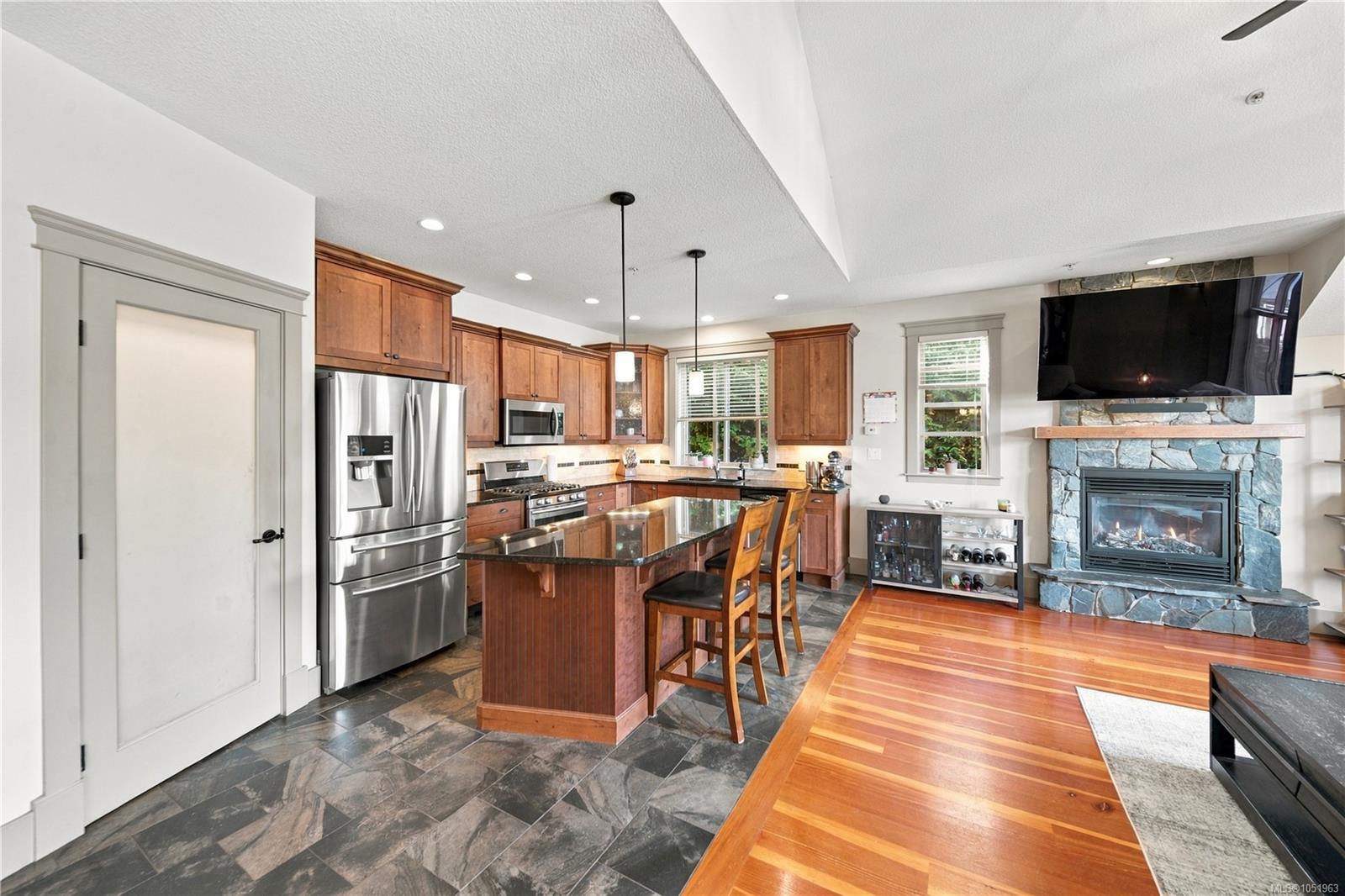 4820 Bridgewood Close — listing photo 11 of 54