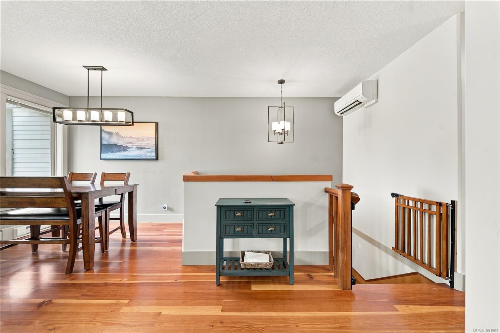 4820 Bridgewood Close — listing photo 12 of 54