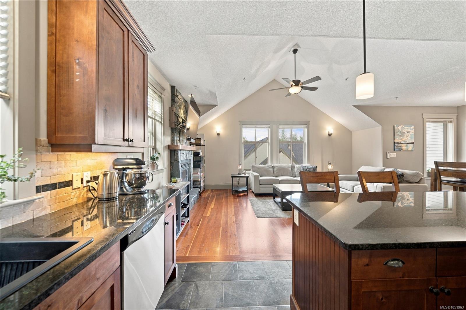 4820 Bridgewood Close — listing photo 5 of 54
