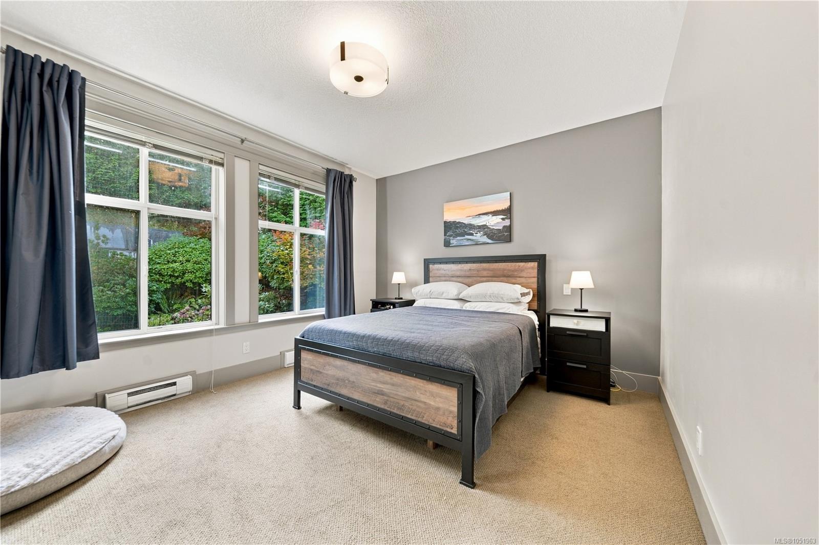 4820 Bridgewood Close — listing photo 6 of 54