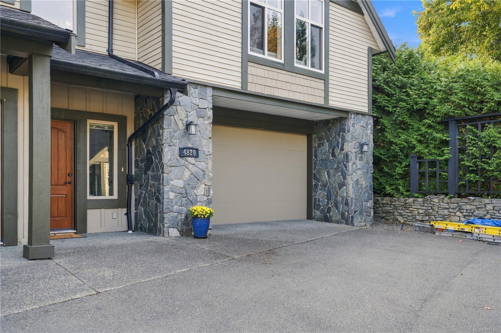 4820 Bridgewood Close — listing photo 7 of 54