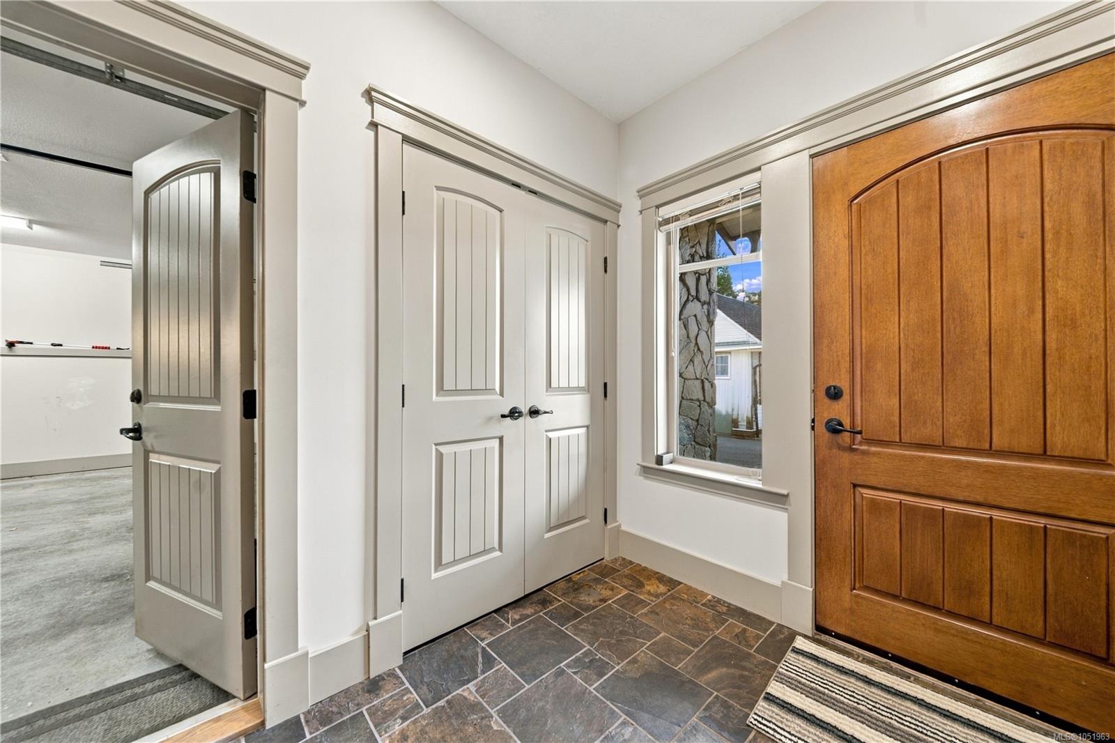 4820 Bridgewood Close — listing photo 8 of 54