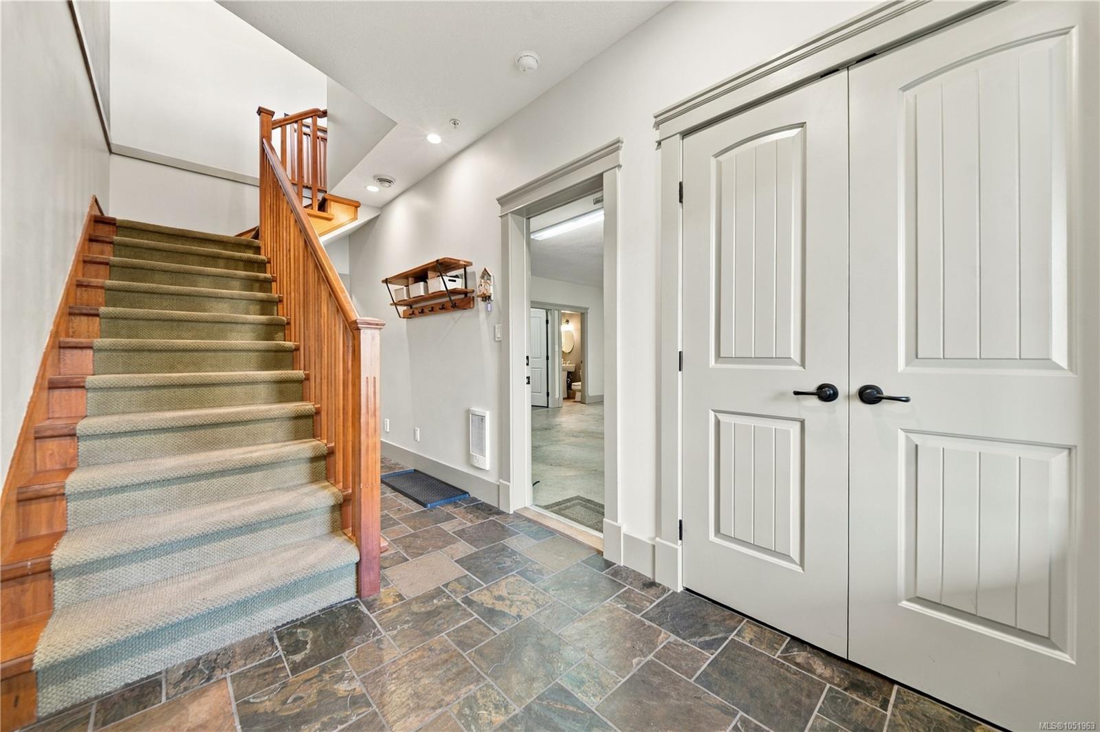 4820 Bridgewood Close — listing photo 9 of 54