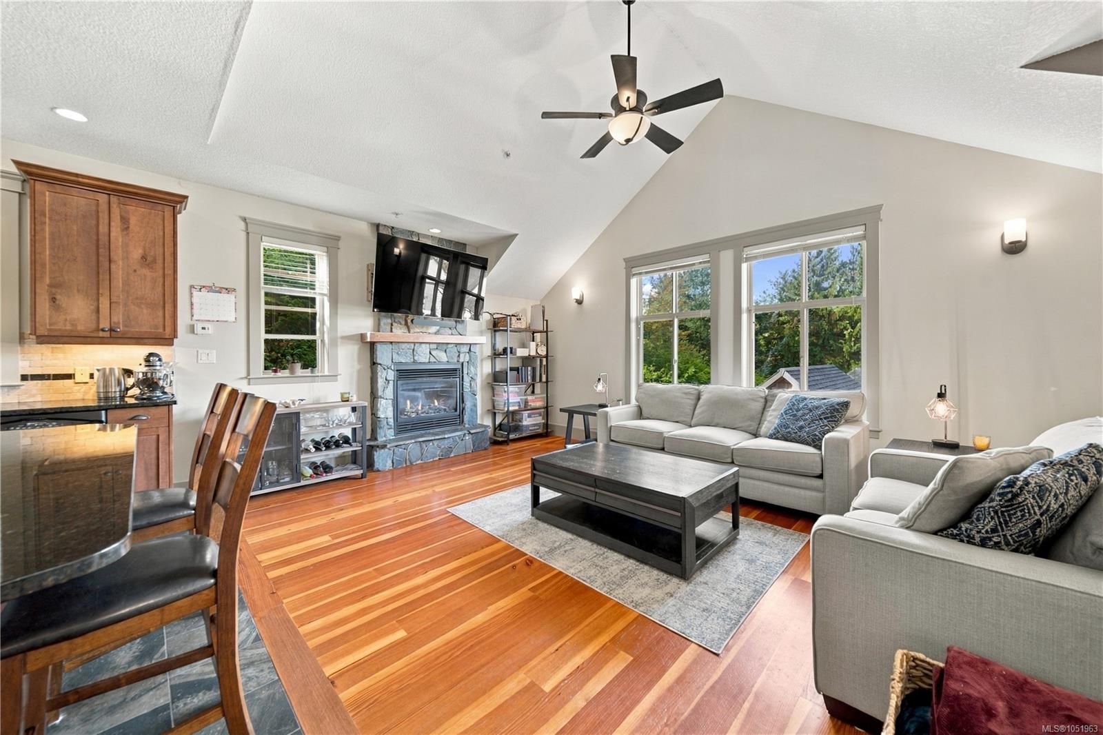 4820 Bridgewood Close — listing photo 10 of 54