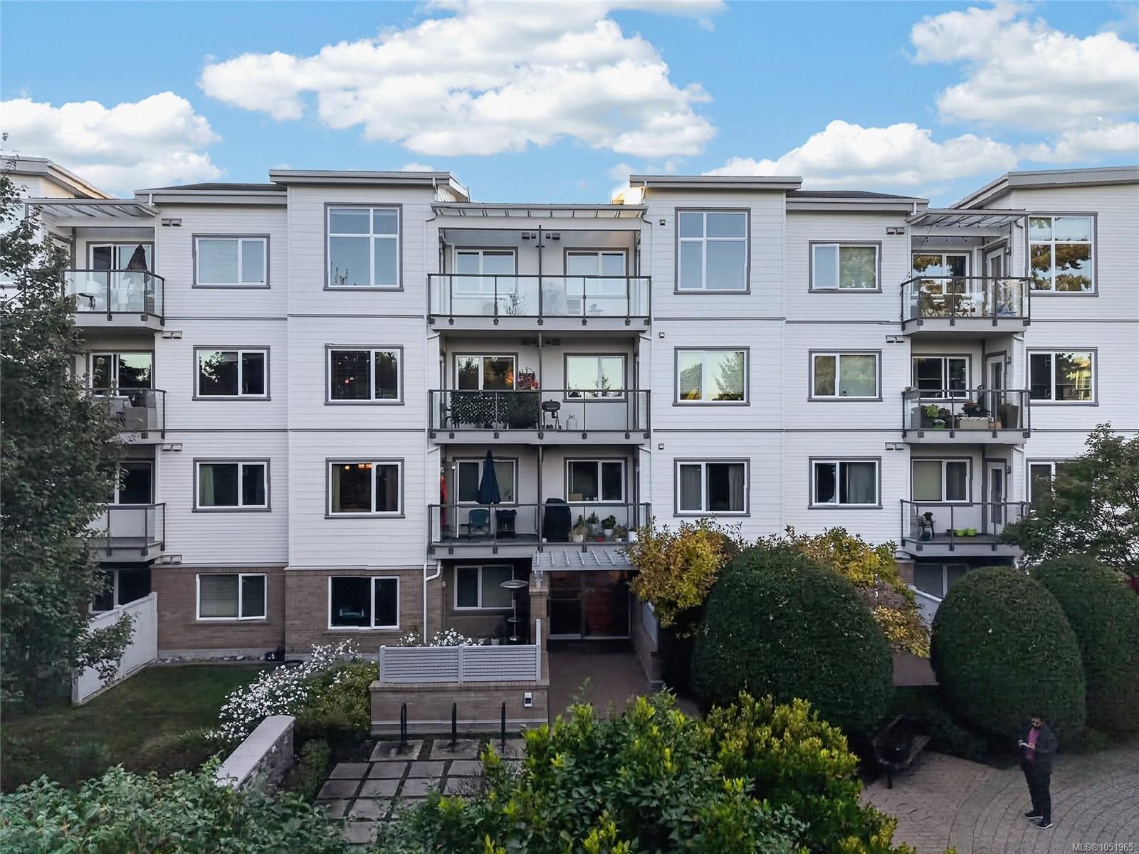 306-4394 West Saanich Rd — listing photo 2 of 53