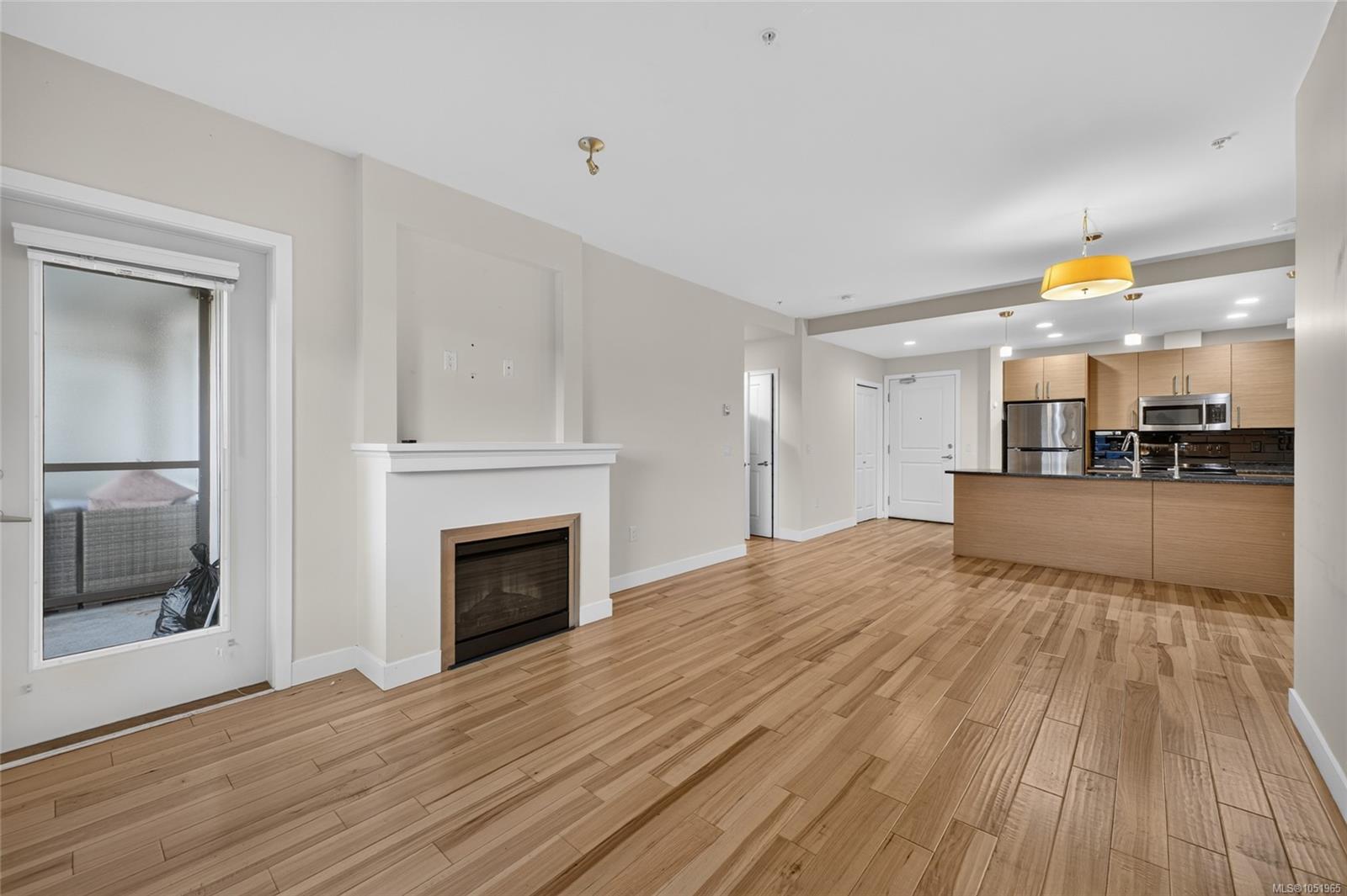 306-4394 West Saanich Rd — listing photo 4 of 53