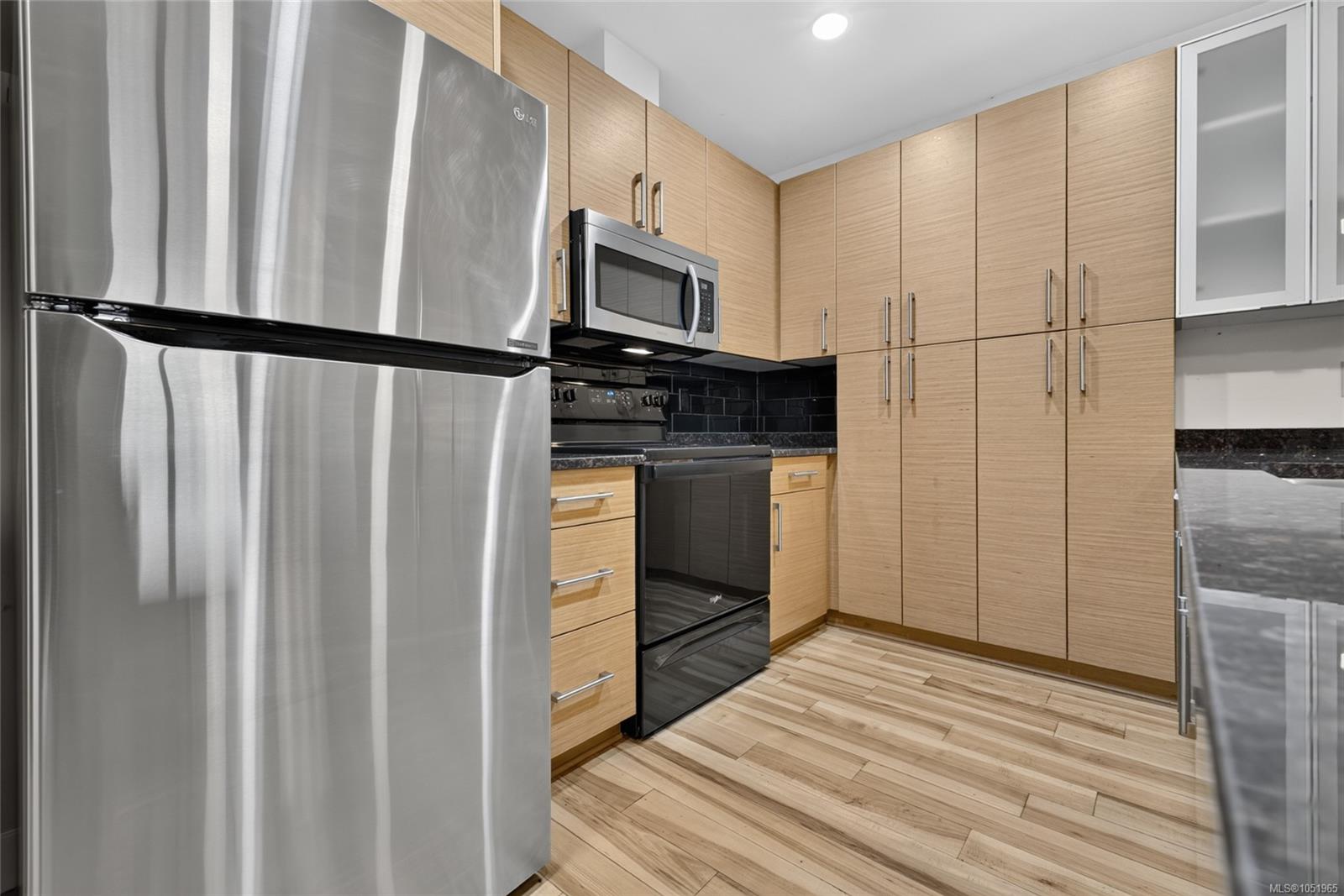 306-4394 West Saanich Rd — listing photo 6 of 53