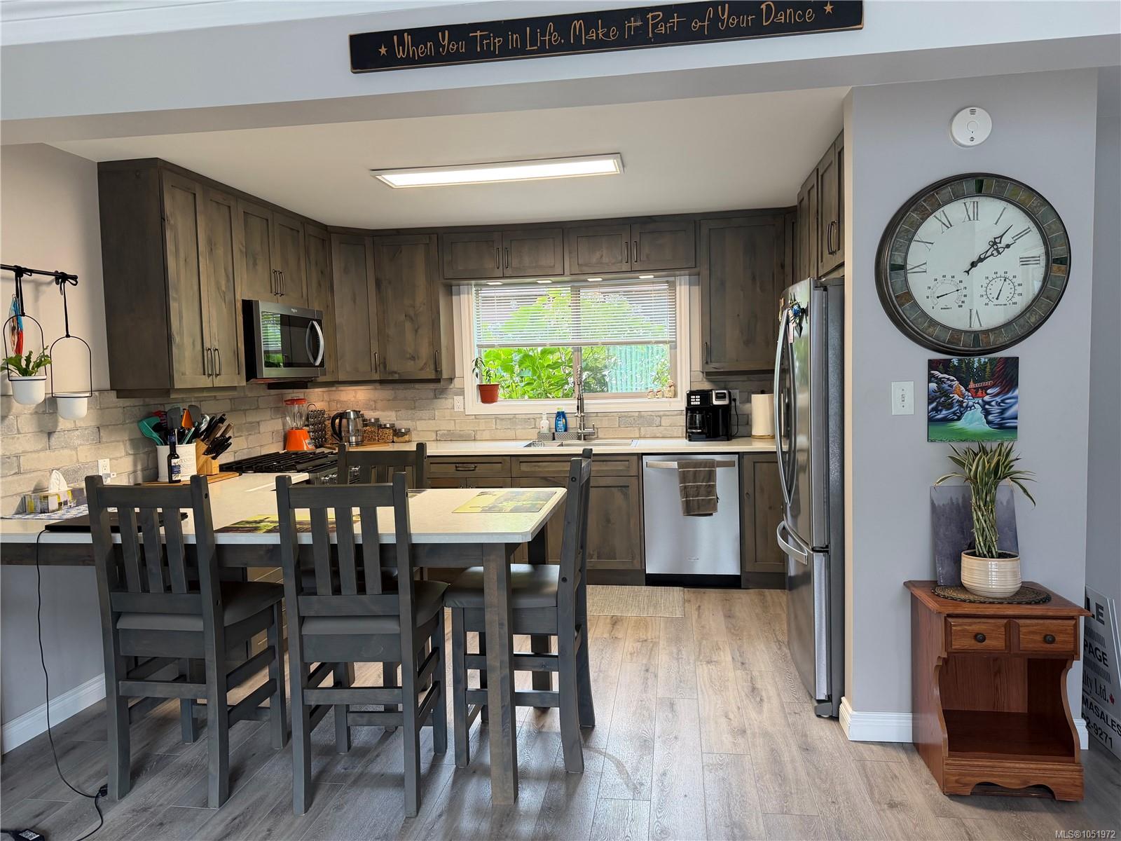 202 Haida Ave — listing photo 5 of 26