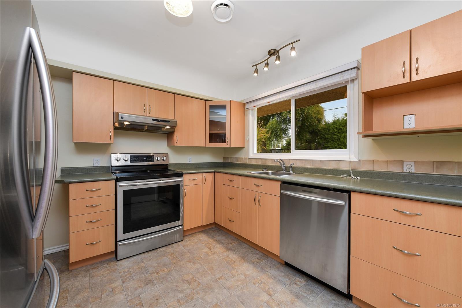 3213 Aldridge St — listing photo 9 of 33