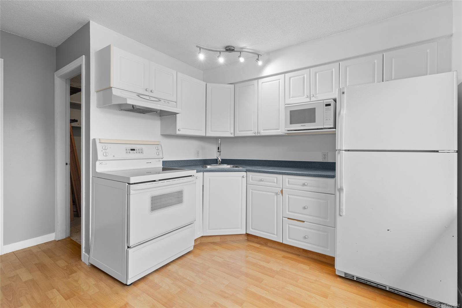 7-477 Lampson St — listing photo 12 of 29