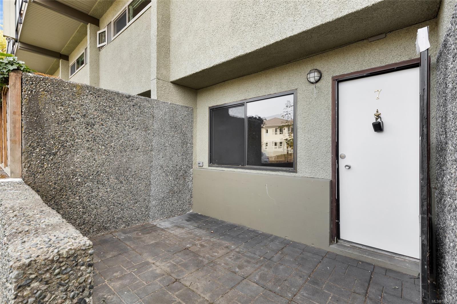 7-477 Lampson St — listing photo 4 of 29