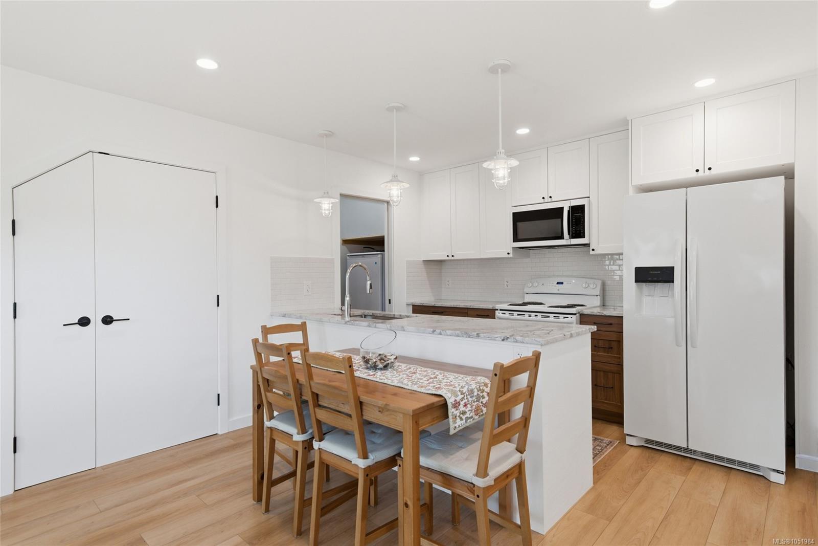 2616 3rd Ave — listing photo 4 of 31