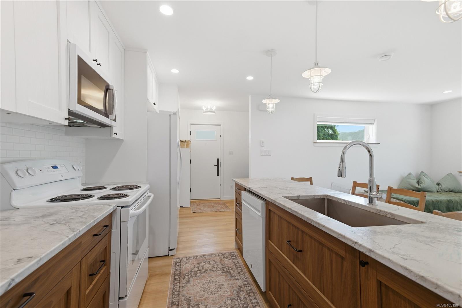 2616 3rd Ave — listing photo 5 of 31