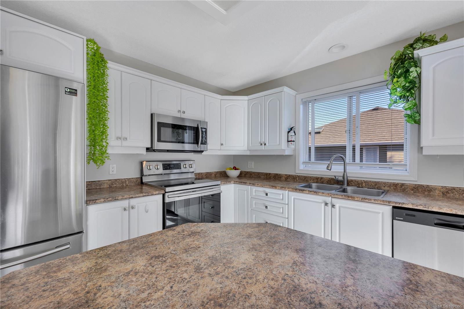 2145 Woodthrush Pl — listing photo 10 of 64