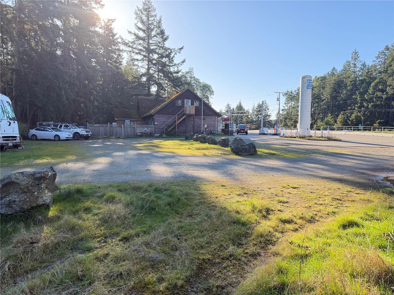 961 Island Hwy — listing photo 5 of 9
