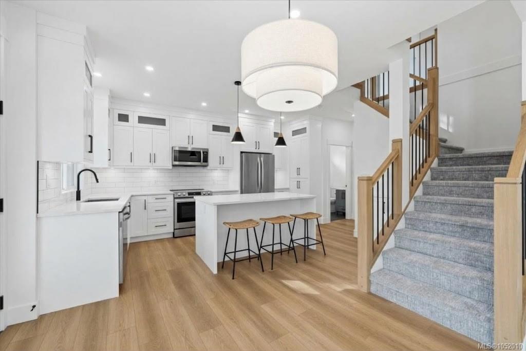 8015 Ridge Rd — listing photo 9 of 60