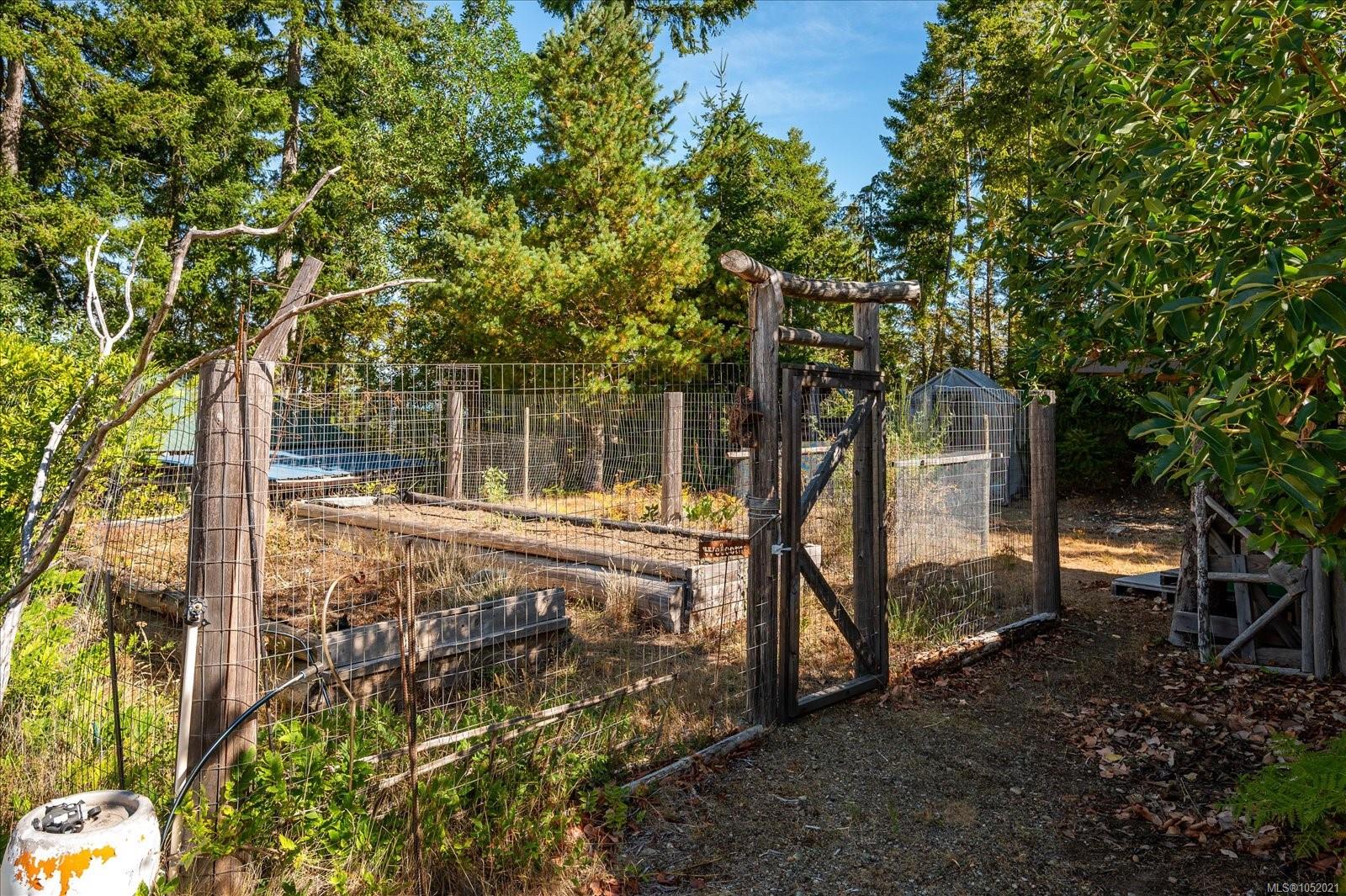 1040 Koen Rd — listing photo 9 of 45