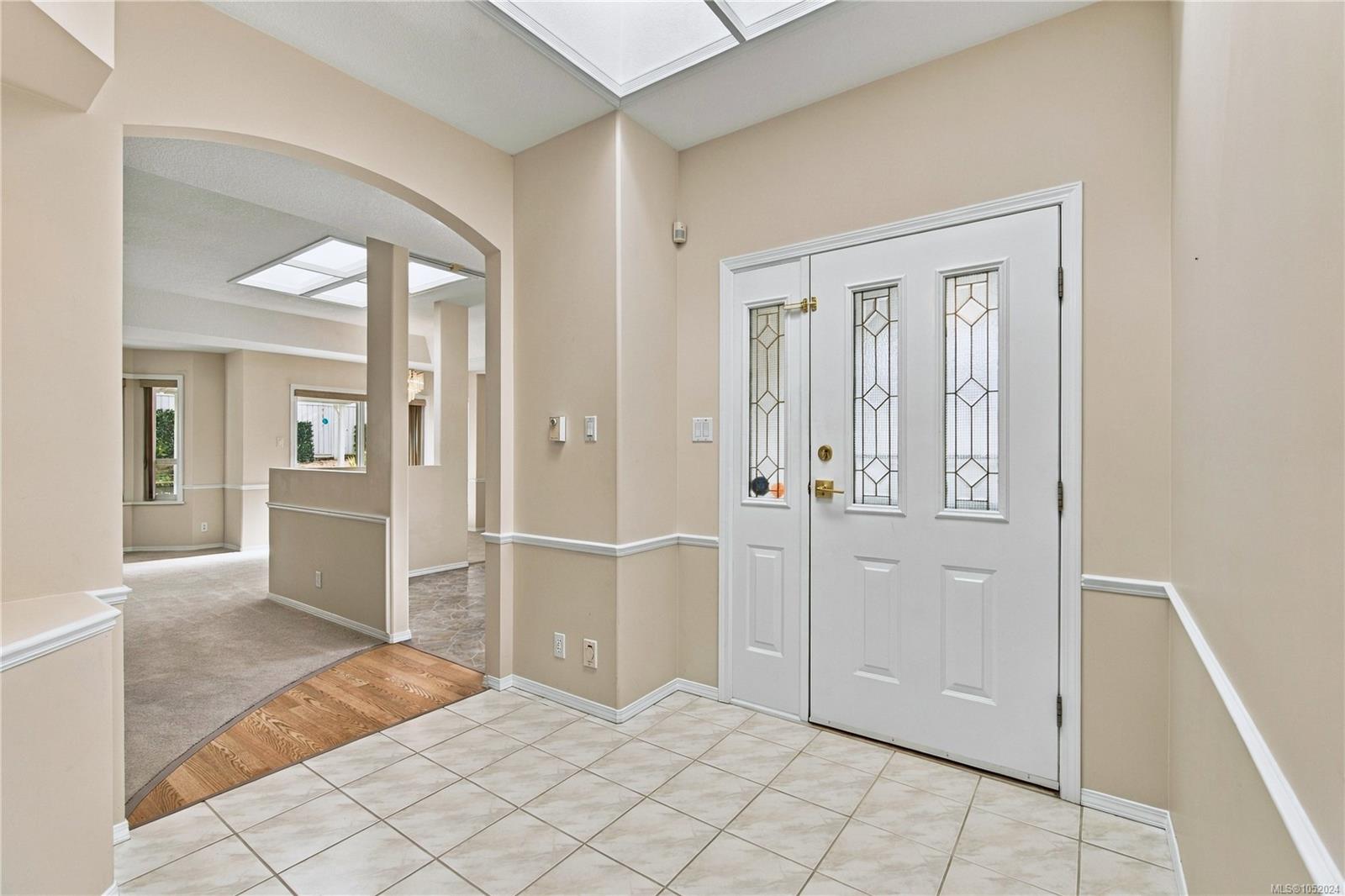 5850 Remi Lane — listing photo 3 of 38