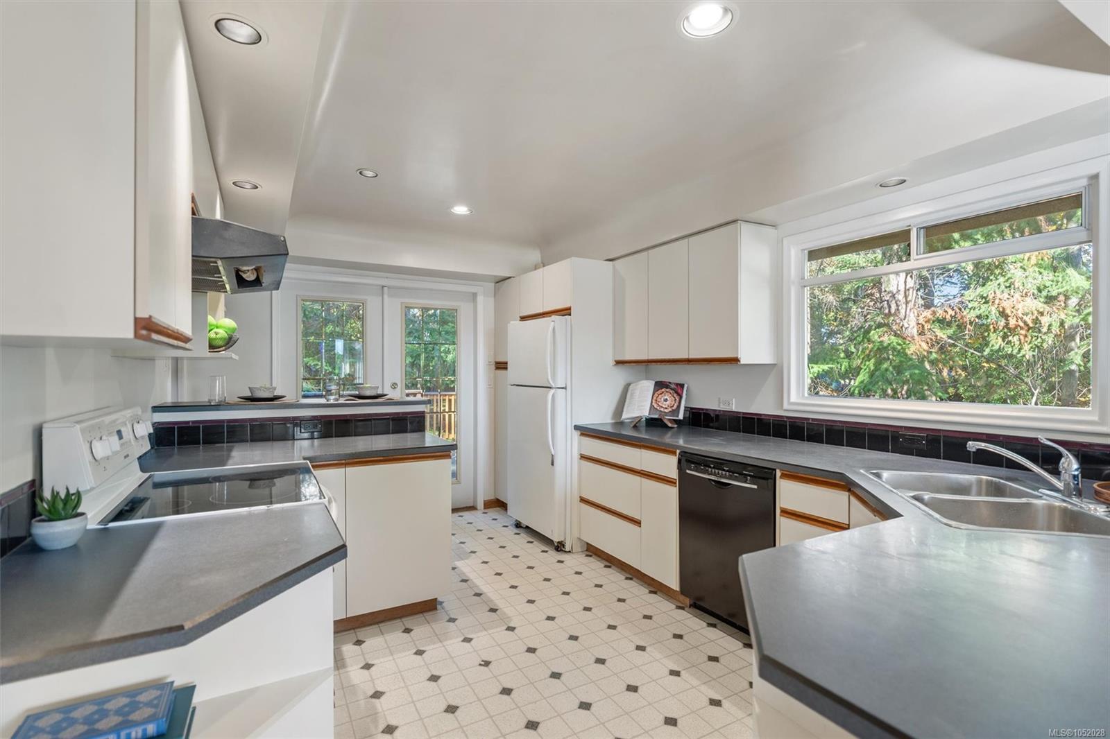 2104 Wenman Dr — listing photo 13 of 41