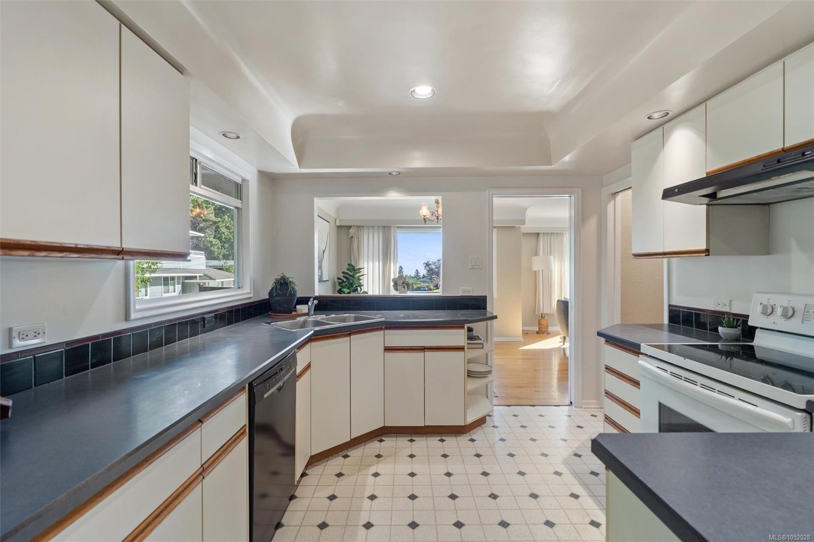 2104 Wenman Dr — listing photo 14 of 41