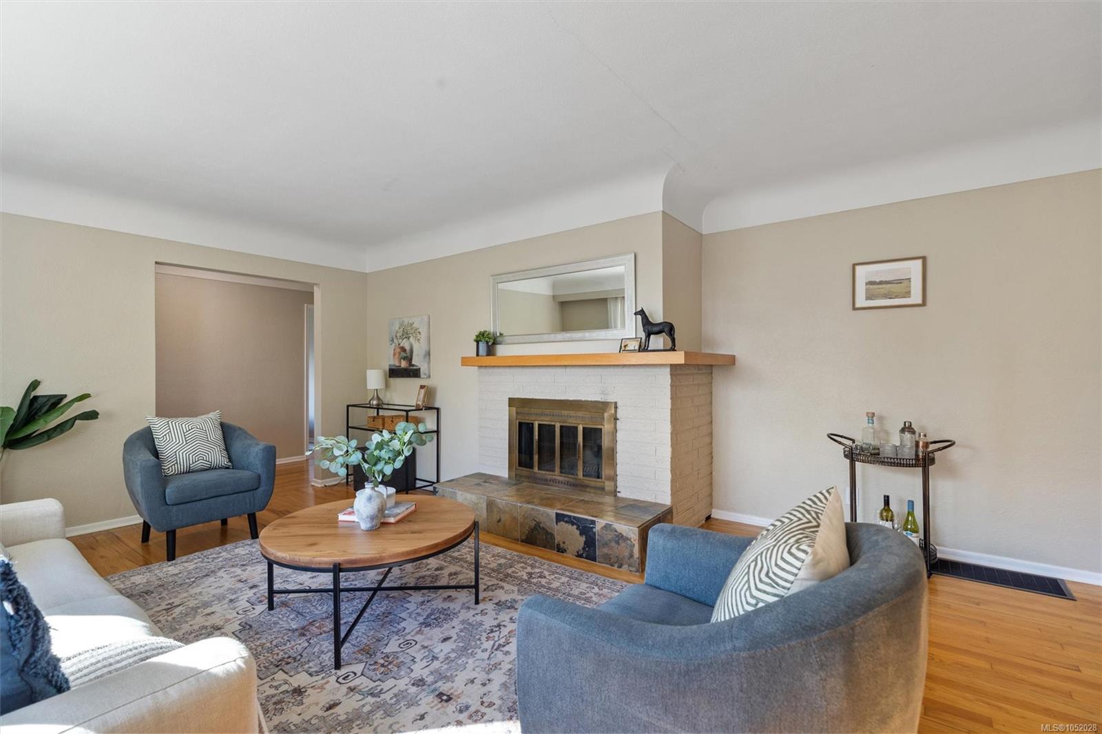 2104 Wenman Dr — listing photo 7 of 41